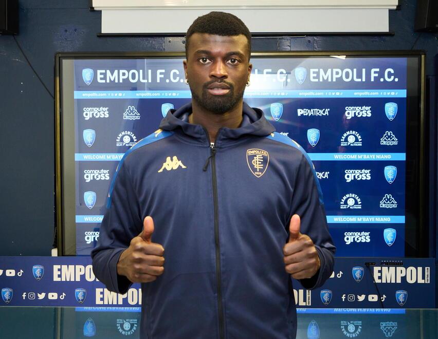 M’Baye Niang durante la presentazione alla stampa: l’ex attaccante di Milan e Torino è già pronto a scendere in campo (foto Juri Autovino)