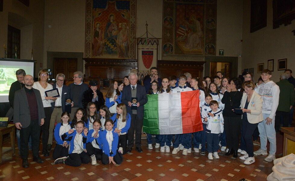 Il gruppo dei premiati in palazzo comunale