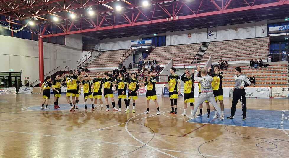 La squadra della Pallamano Prato dopo la vittoria