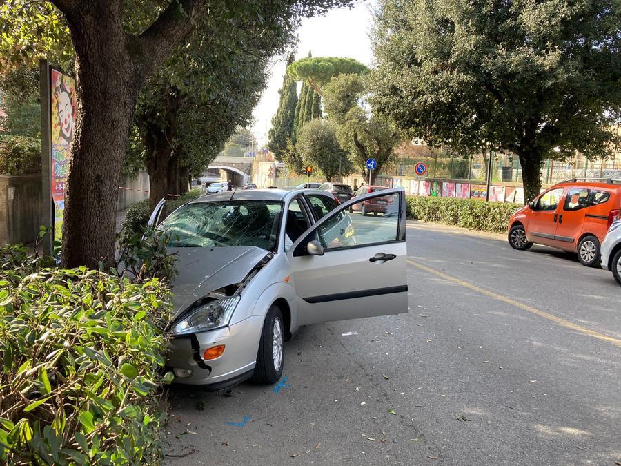 
	L'auto finita contro l'albero (foto Falorni/Silvi)

