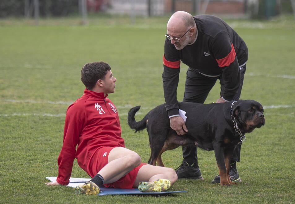 Il tecnico ieri durante gli allenamenti con uno dei suoi cani (foto Agenzia Bf)