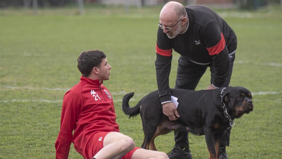 Il tecnico ieri durante gli allenamenti con uno dei suoi cani (foto Agenzia Bf)