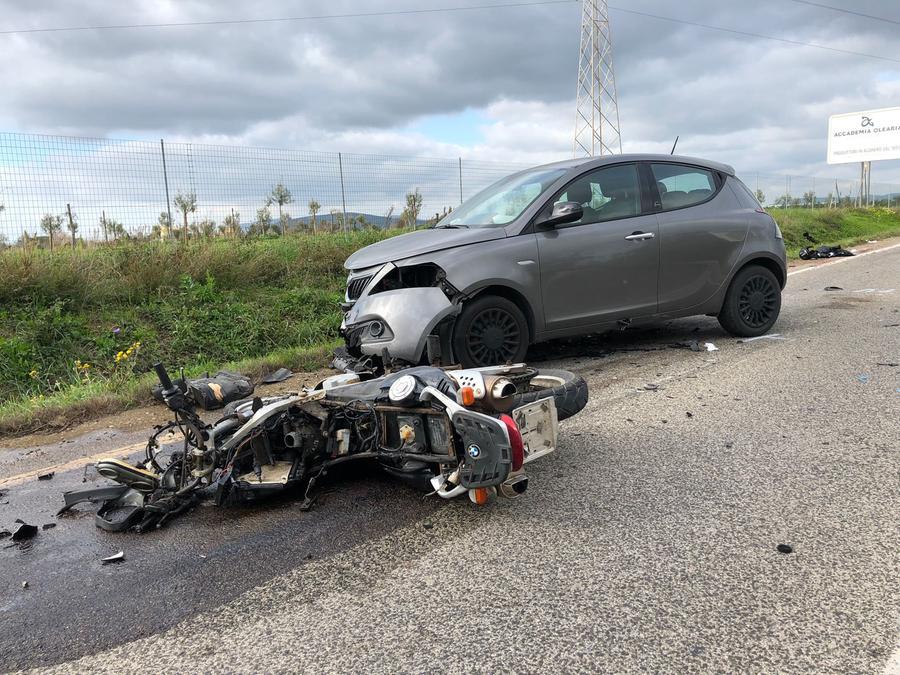 Alghero, scontro auto-moto sulla strada dei Due Mari: motociclista perde una gamba