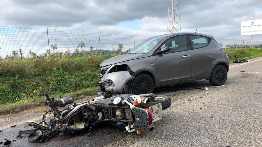 Alghero, scontro auto-moto sulla strada dei Due Mari: motociclista perde una gamba