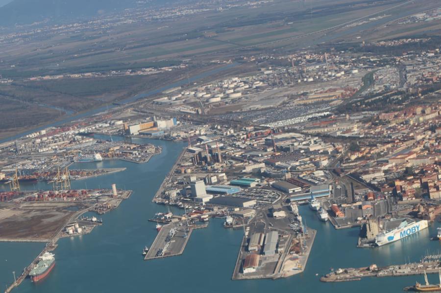 
	Una foto aerea del porto labronico

