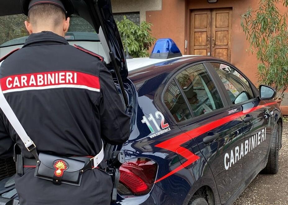 Con l’auto sul piede del vicino e poi gli tira un pugno in faccia