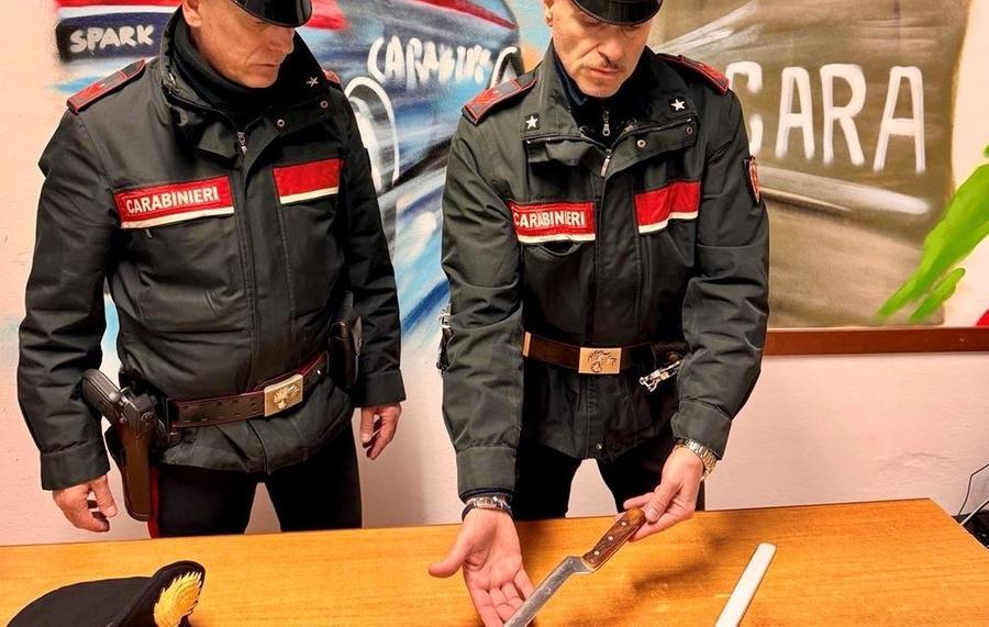 Comacchio, litiga col vicino e impugna un coltello da cucina: arrestato