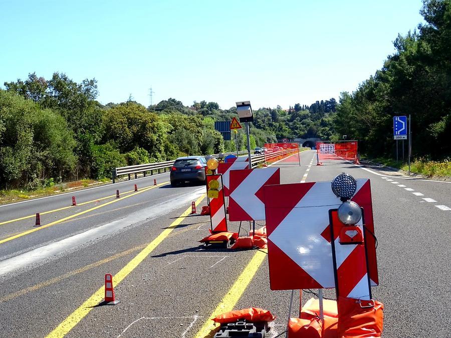 Un restringimento della carreggiata in una strada secondaria a causa dei cantieri sulla SS 131