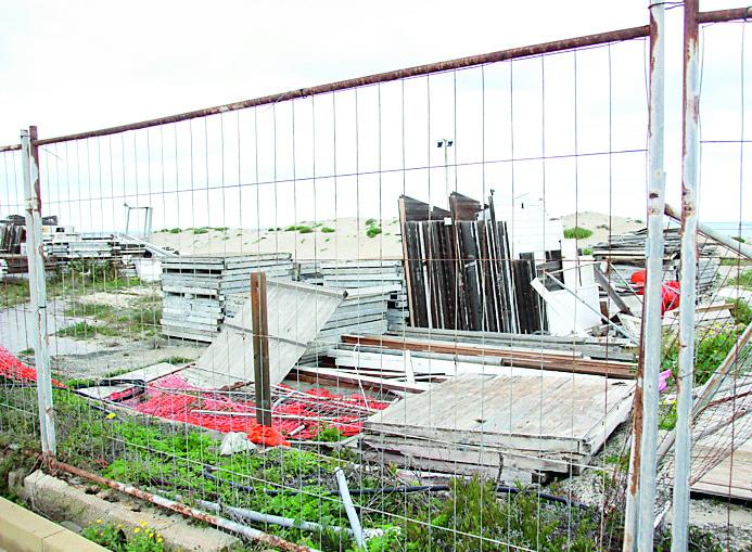 
	Il cantiere abbandonato al Lido Iride (foto di Ivan Nuvoli)

