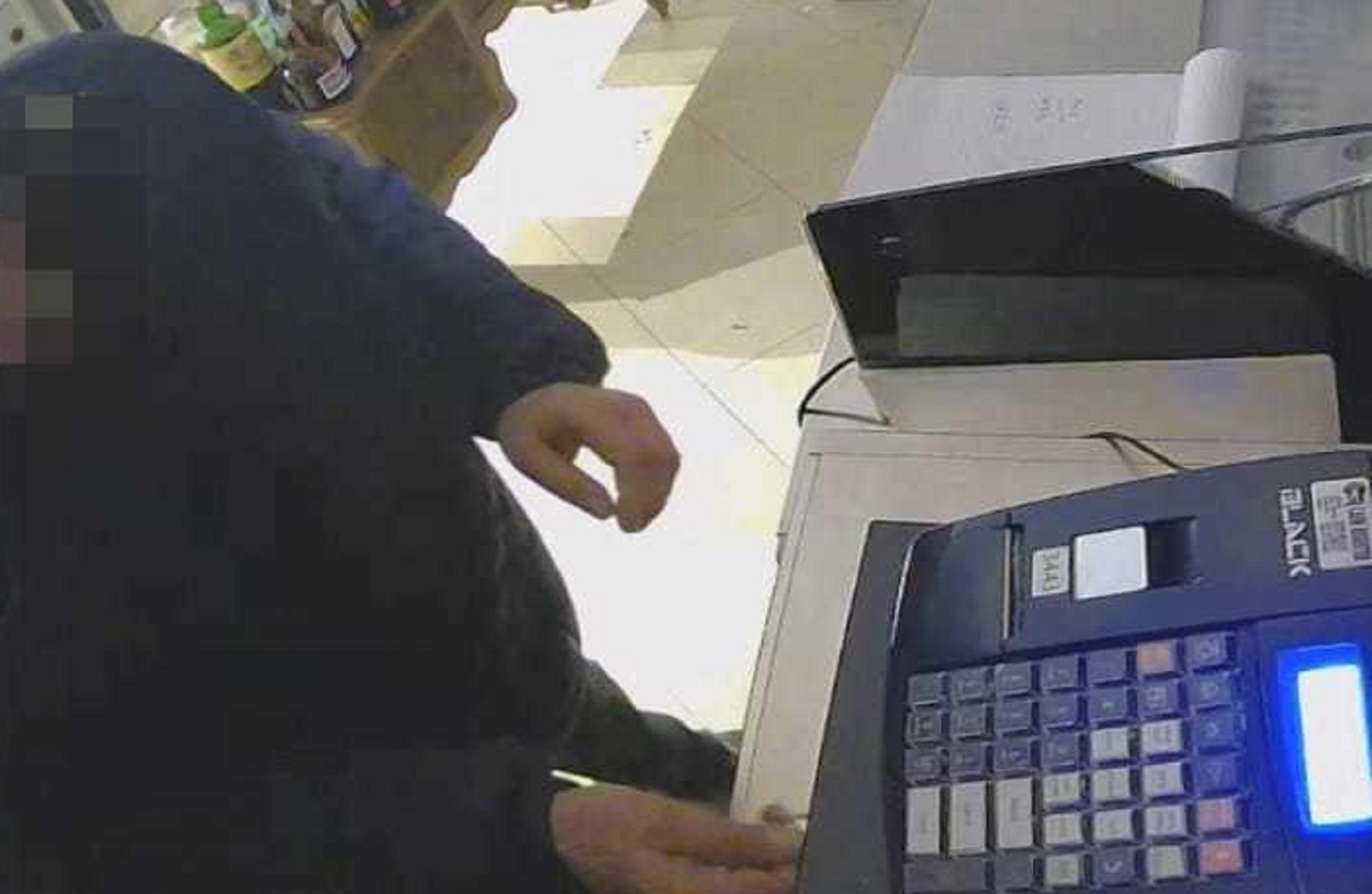 Il malvivente ripreso dentro il locale