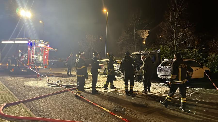 
	Ci&ograve; che resta dei tre veicoli&nbsp; avvolti dalle fiamme

