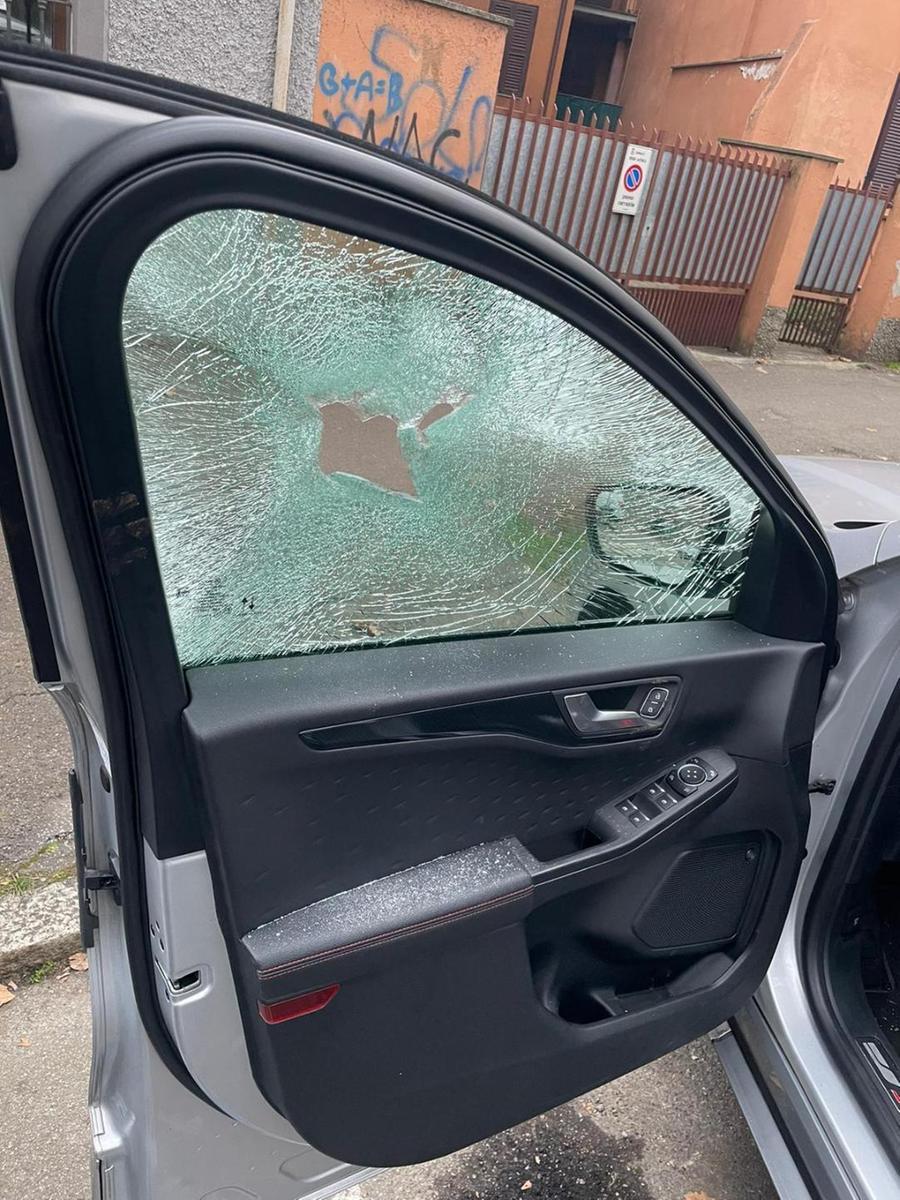 Trova  il ladro, lo segue e lo fa prendere ma poco dopo lo rivede a spasso