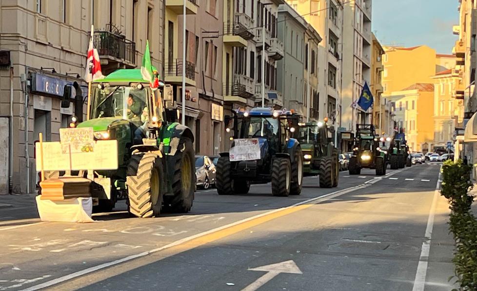 Nell'isola la rivolta dei trattori si allarga alla pesca