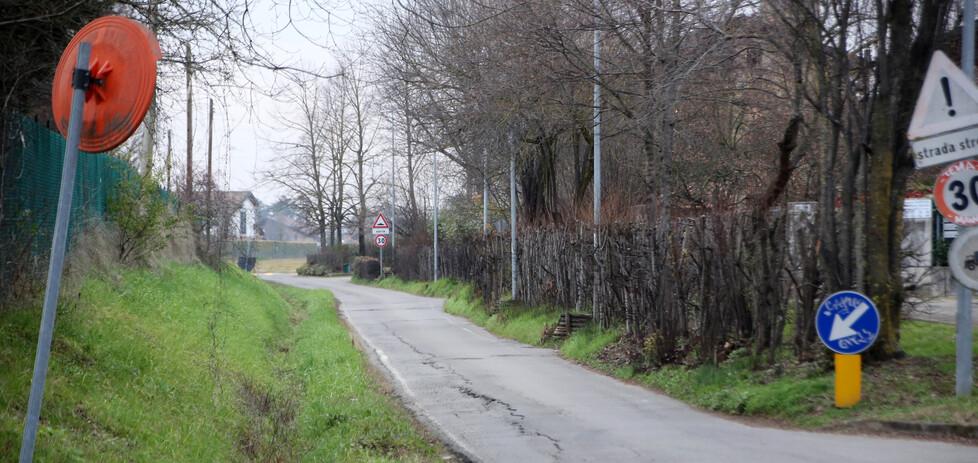 Tampona e fa cadere una ciclista per rapinarla della borsetta