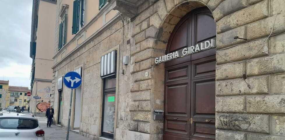 L’ingresso del condominio di piazza della Repubblica dalla cui facciata in via Buontalenti è crollato il capitello