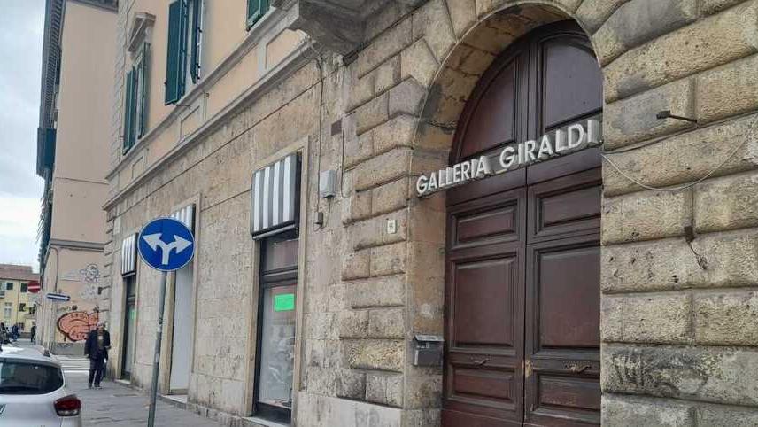 L’ingresso del condominio di piazza della Repubblica dalla cui facciata in via Buontalenti è crollato il capitello