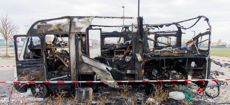 Ferrara, tragica fine nel camper. La stufa ko, il gas, le fiamme: madre e figlio torce umane