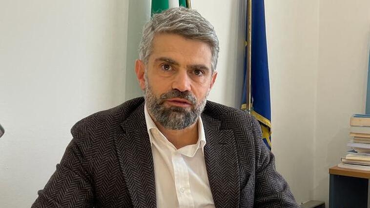 Il sindaco di Piombino Francesco Ferrari nel suo ufficio in municipio