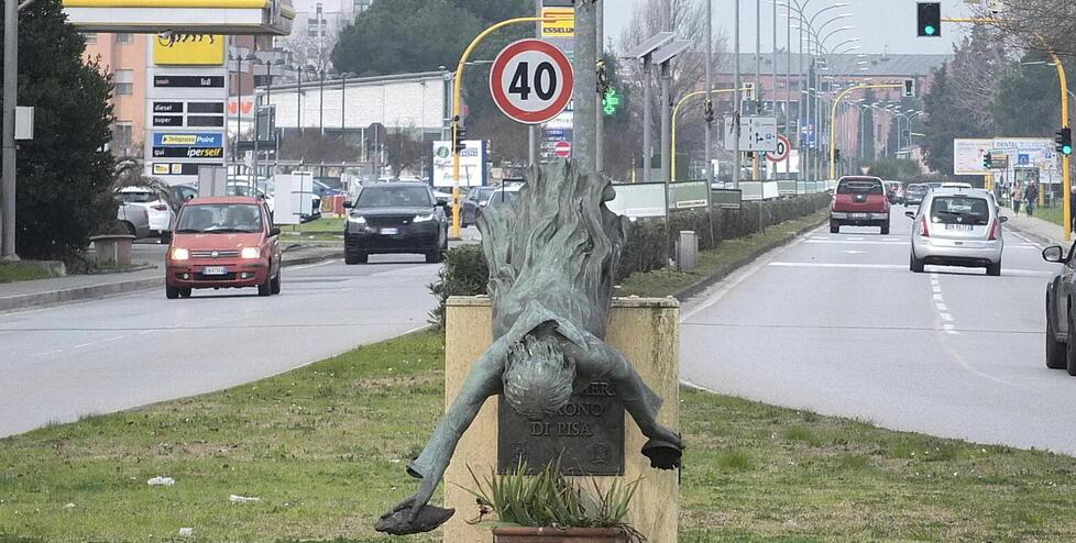La statua in bronzo dedicata a San Ranieri nel quartiere di Cisanello abbattuta per un atto vandalico o per un cedimento strutturale (foto Fabio Muzzi)
