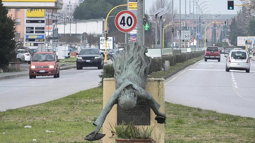La statua in bronzo dedicata a San Ranieri nel quartiere di Cisanello abbattuta per un atto vandalico o per un cedimento strutturale (foto Fabio Muzzi)