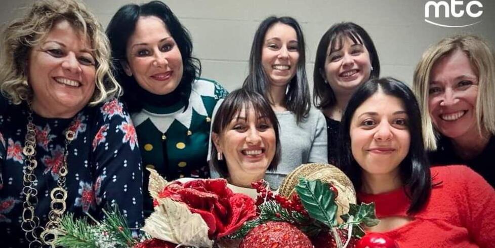 Il team delle donne che lavorano nell’azienda di Pontedera, Michela Trentin al centro con i fiori