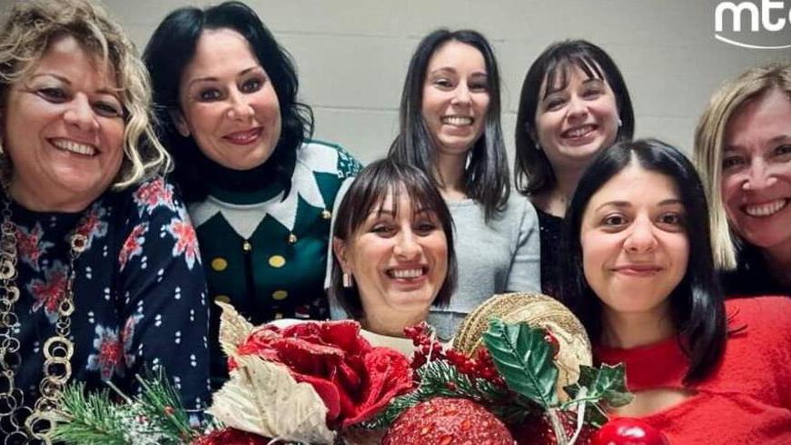 Il team delle donne che lavorano nell’azienda di Pontedera, Michela Trentin al centro con i fiori