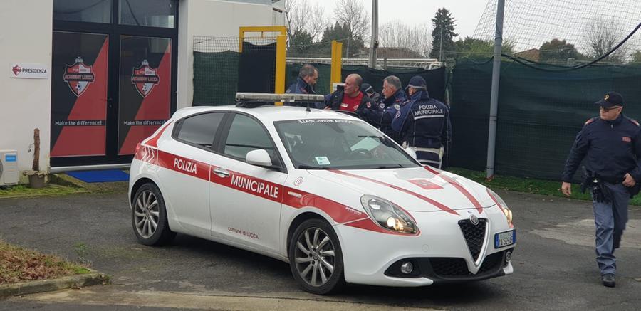 Lucca, presidente di società sportiva minaccia di darsi fuoco: arrestato