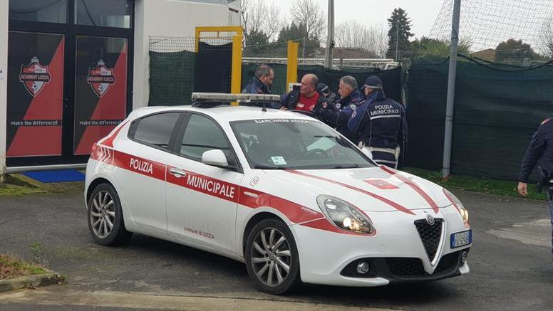 Lucca, presidente di società sportiva minaccia di darsi fuoco: arrestato