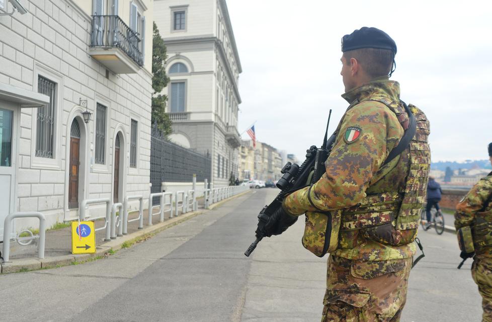 Miliari davanti al Consolato Usa a Firenze in stato di massima allerta