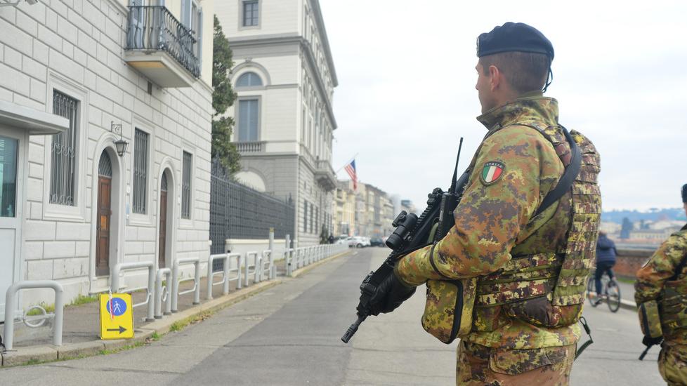 Miliari davanti al Consolato Usa a Firenze in stato di massima allerta