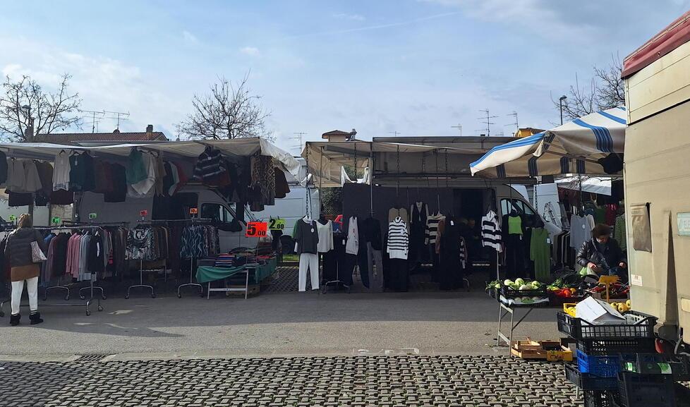 L’attuale collocazione del mercato nel parcheggio davanti alla scuola