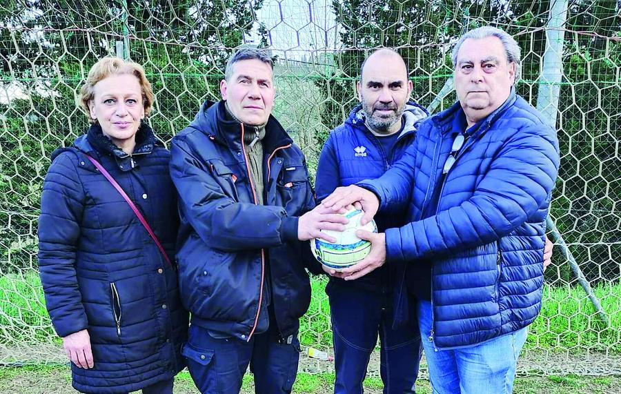 
	Il pap&agrave; e la mamma del portiere livornese insieme ai dirigenti del San Miniato Basso durante l&rsquo;incontro

