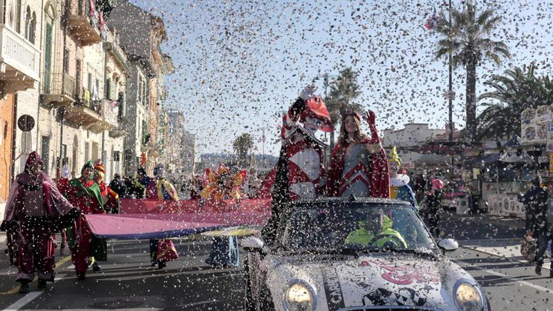 Burlamacco e Ondina sfilano nel Corso avvolti dai coriandoli (foto Paglianti)