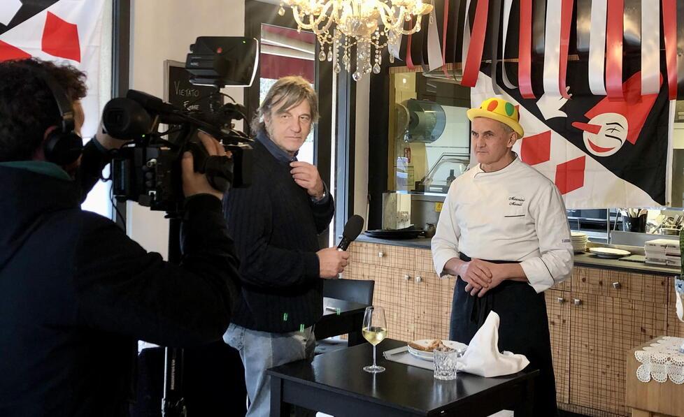 Massimo Mignanelli con lo chef Maurizio Marsili e con Roberta Patalani, titolare di Lucifero