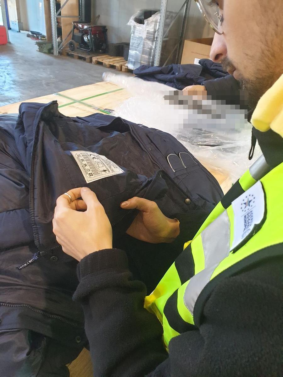 Livorno, sequestrati in porto migliaia di giubbotti e gilet non conformi: maxi multa per l’importatore