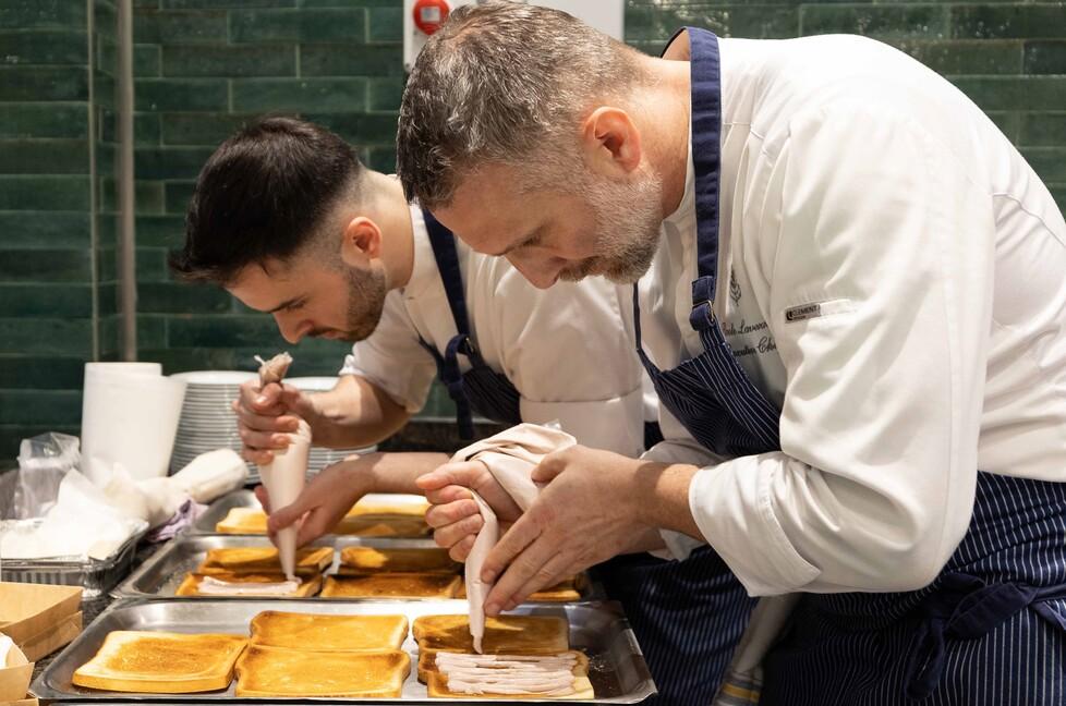 Chef Lavezzini (in primo piano) impegnato nella sfida