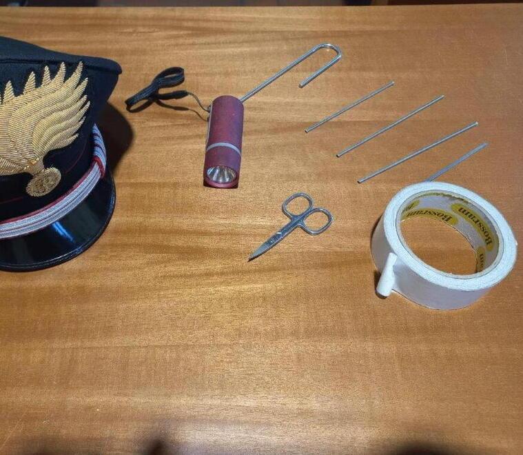 Pescia, furti di elemosine nelle chiese con il nastro biadesivo: due arresti