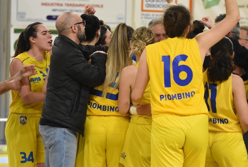 La festa del Basket Golfo femminile dopo la vittoria con Pontedera