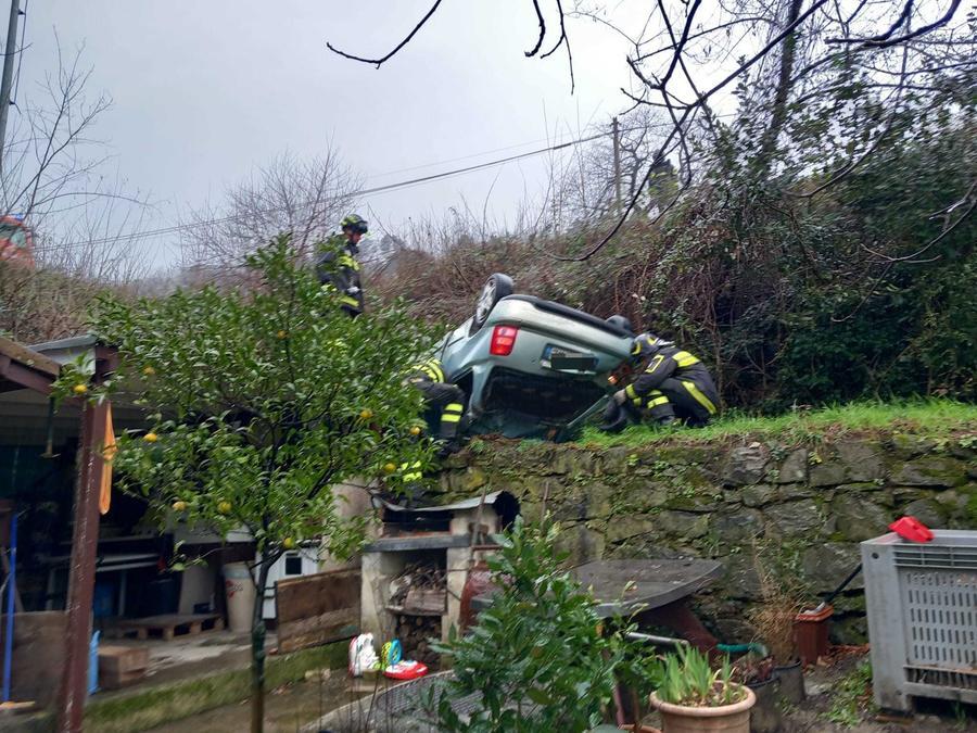 
	L'auto finita in una scarpata a Schignano

