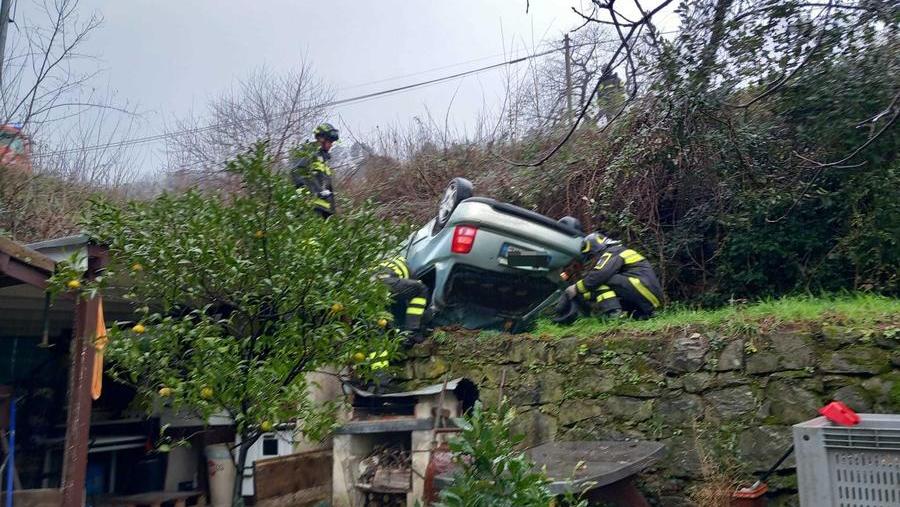 L'auto finita in una scarpata a Schignano