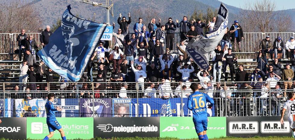 Tifosi del Prato allo stadio Bellucci di Agliana per il derby