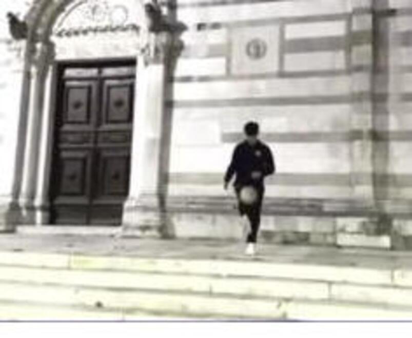 Un frame del video postato su instagram con i ragazzi della Primavera che palleggiano nei luoghi simbolo del centro storico