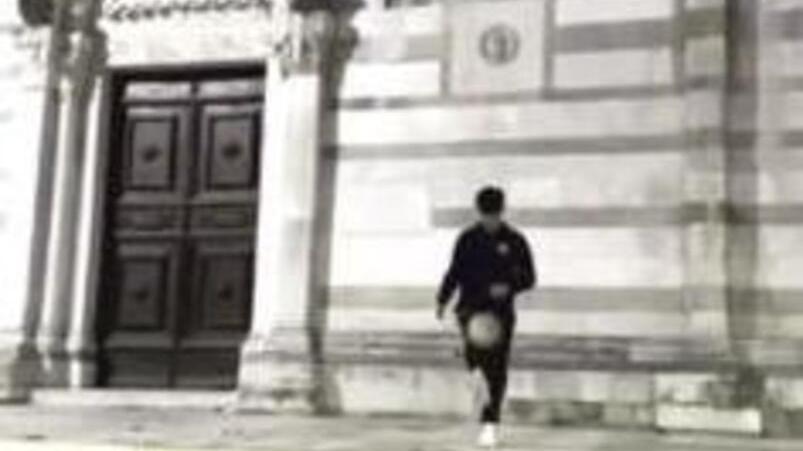 Un frame del video postato su instagram con i ragazzi della Primavera che palleggiano nei luoghi simbolo del centro storico