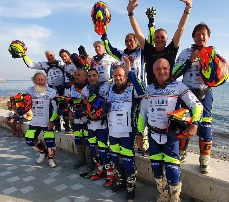 Un gruppo dei piloti di Maremmadakar con il presidente Piero Picchi