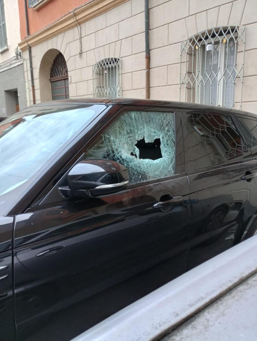 Spaccate e furti sulle auto in via Gabbi e piazza San Domenico