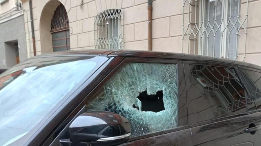 Spaccate e furti sulle auto in via Gabbi e piazza San Domenico