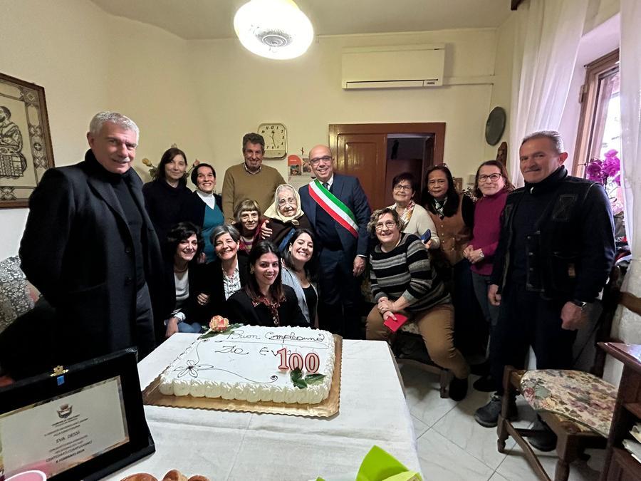 
	La festa per i cento anni di Eva Dess&igrave;

