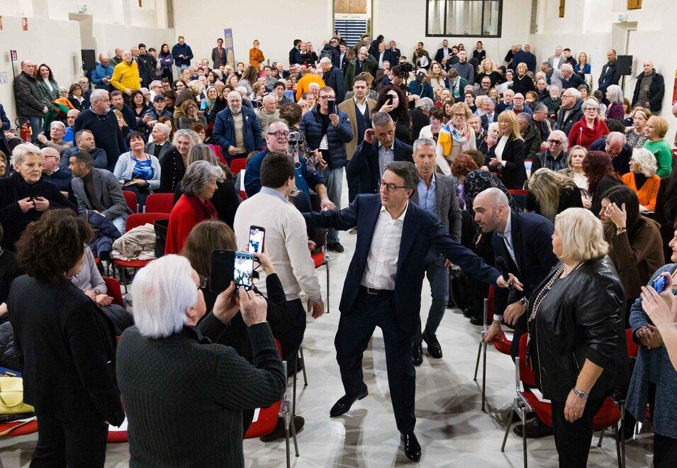 Elezioni a Firenze, Renzi bypassa i dem fiorentini: ora vuole trattare con Schlein