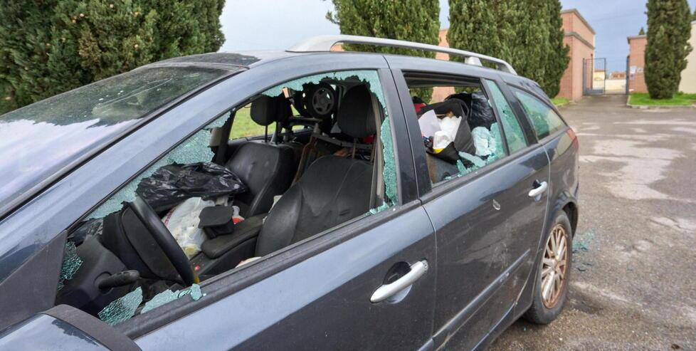 Empoli, parcheggiare è un incubo: ladri e vetri frantumati
