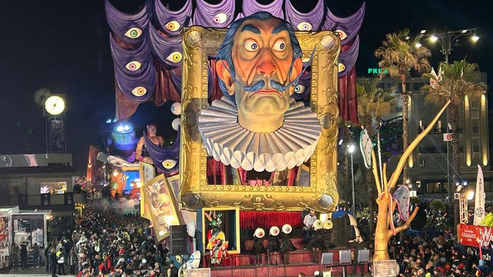 Carnevale di Viareggio, la sfilata dei carri in notturna è uno spettacolo: inizia il Carnevaldarsena